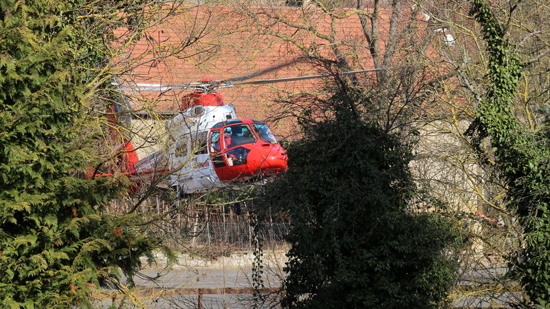 # 空中救援直升机 山林里的生死速递