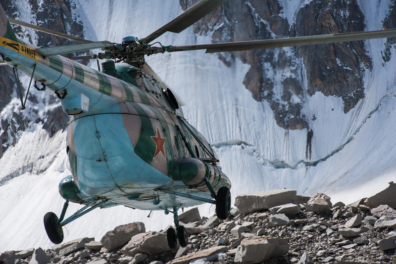 直升机山地冰川救援高清壁纸