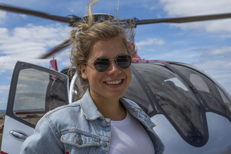 戴墨镜的夏日自拍者和武装直升机壁纸合集