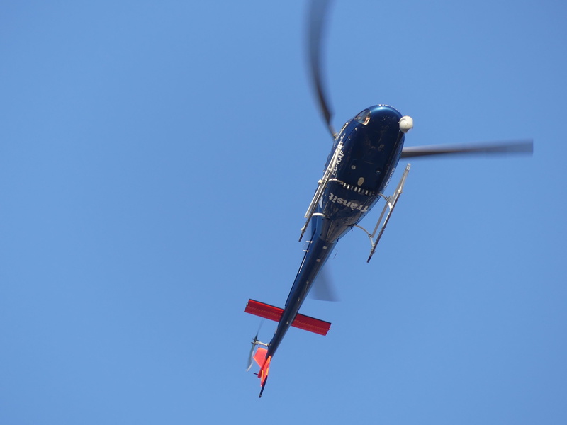 晴朗无云的停机时刻！低空视角下的航展直升机与战机壁纸