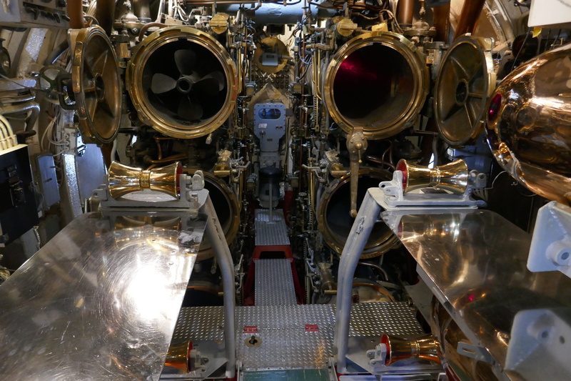 珍珠港主题静物壁纸：鱼雷、管道与海军硬核科技