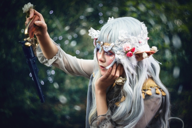 长发少女持枪氛围感写真