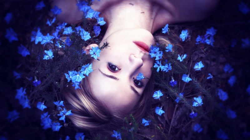 俯拍视角绝美壁纸：幻想少女对着镜头浅笑 搭配蓝花的灵动少女写真合集
