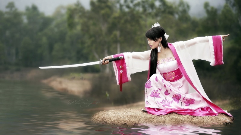 穿和服持武士刀的东方女生壁纸合集